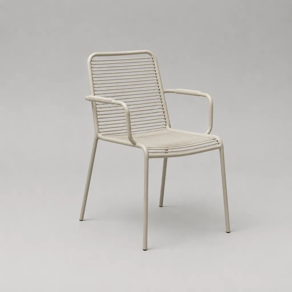 Gartenstuhl mit Armlehnen aus pulverbeschichtetem Stahl und PE-Kordel, Beige, 57 × 60 × 83 cm