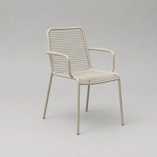 Gartenstuhl mit Armlehnen aus pulverbeschichtetem Stahl und PE-Kordel, Beige, 57 × 60 × 83 cm
